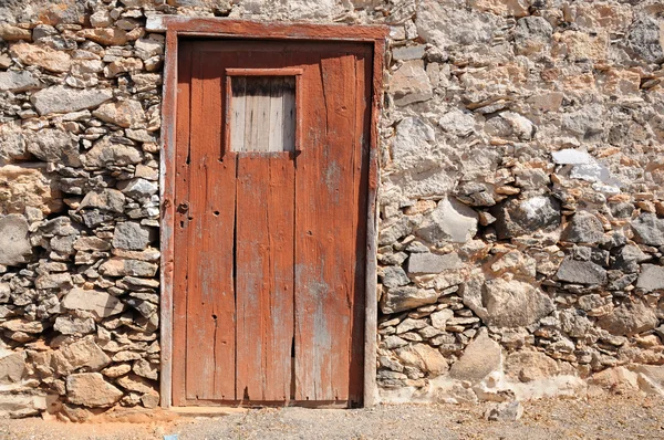 Κλειστή ξύλινη κόκκινη πόρτα. — Φωτογραφία Αρχείου