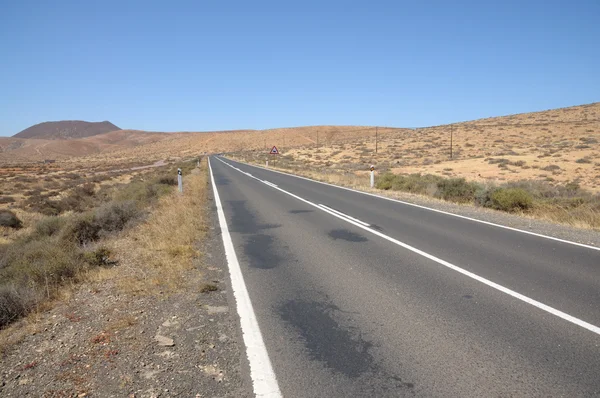 Estrada solitária em Canary Island Fuerteventura, Espanha — Fotografia de Stock