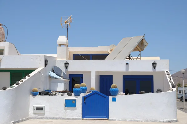Dom biały mieszkalny niebieski na Kanaryjskie wyspy fuerteventura, Hiszpania — Zdjęcie stockowe