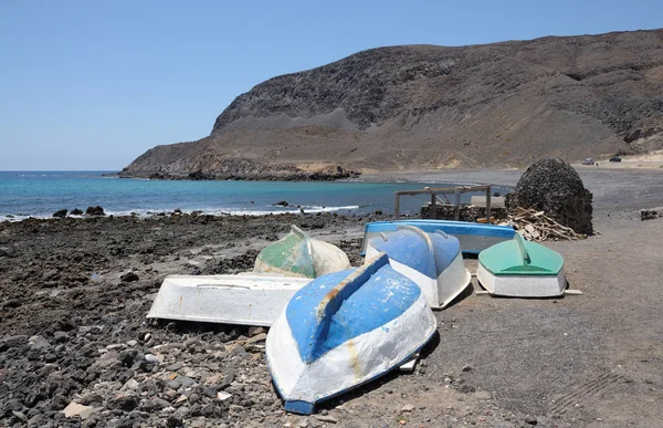 Roddbåtar på stranden i pozo neger, canary ön fuerteventura, Spanien — Stockfoto