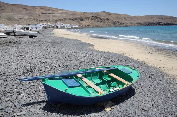Rybářský člun na pláži pozo negro, fuerteventura, Španělsko — Stock fotografie