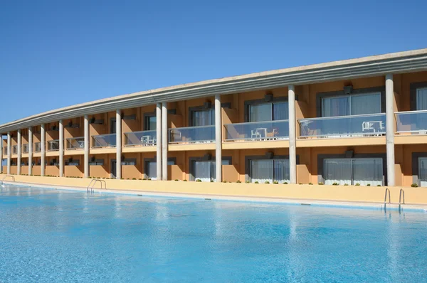 Lyxhotell med pool i en tropisk resort — Stockfoto