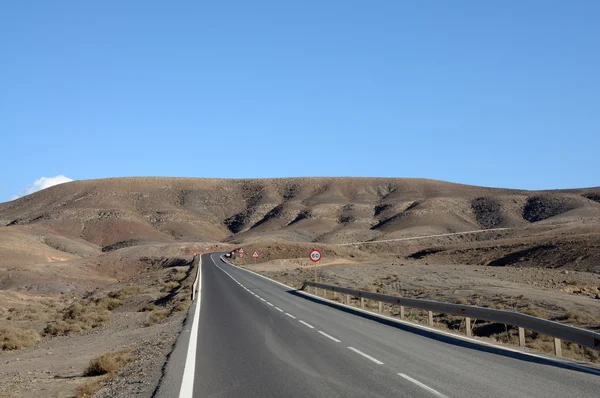 Горная дорога на Канарском острове Фуэртевентура, Испания — стоковое фото