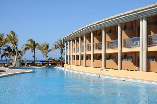 Lyxhotell med pool i en sommarort — Stockfoto