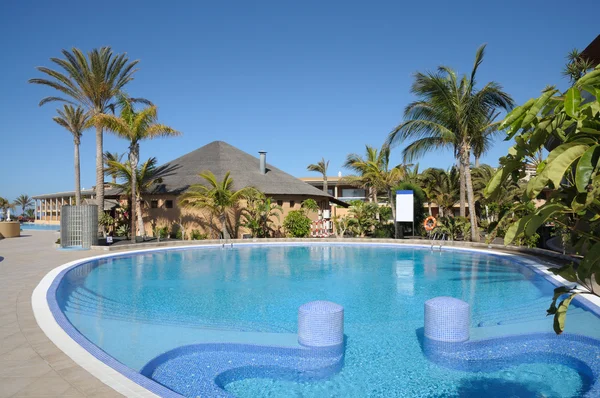 Poolside em um resort tropical — Fotografia de Stock