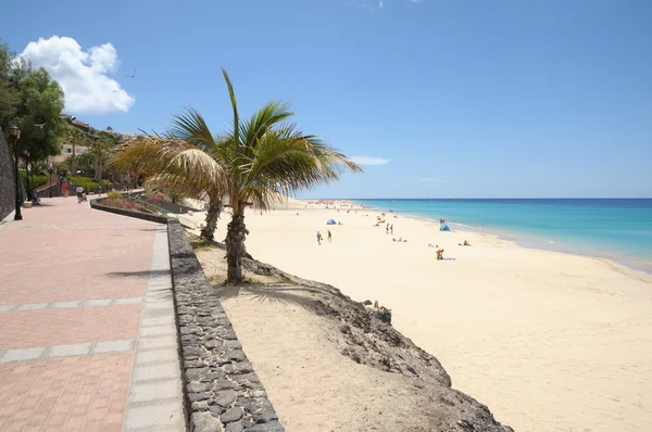 Strandpromenaden och stranden i morro jable, fuerteventura, Spanien — Stockfoto