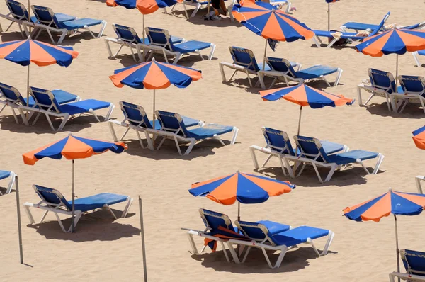 Leżaki na plaży. Wyspy Kanaryjskie fuerteventura, Hiszpania — Zdjęcie stockowe