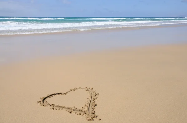 Symbol srdce na krásné tropické pláži — Stock fotografie
