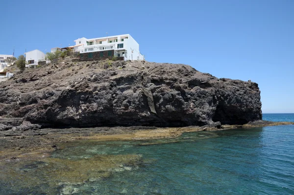Casas no topo da rocha. Las Playitas, Fuerteventura — Fotografia de Stock