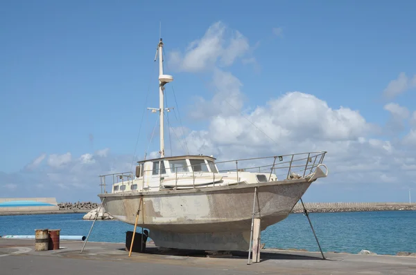 Парусная яхта на ремонтной верфи — стоковое фото