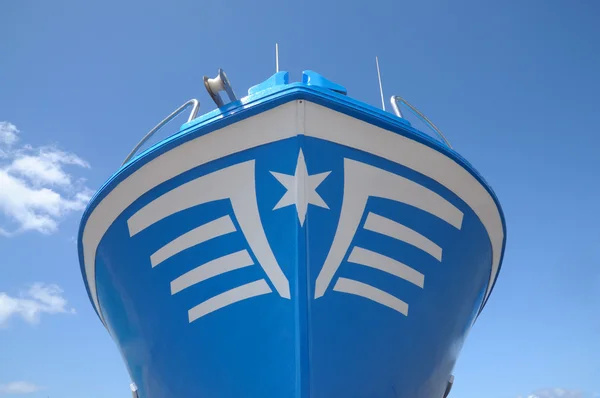 Πλοίο τόξο εναντίον μπλε ουρανό — Φωτογραφία Αρχείου