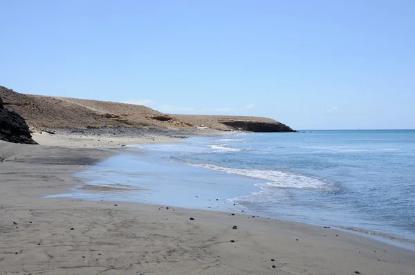 Praia negra na Ilha das Canárias Fuerteventura, Espanha — Fotografia de Stock