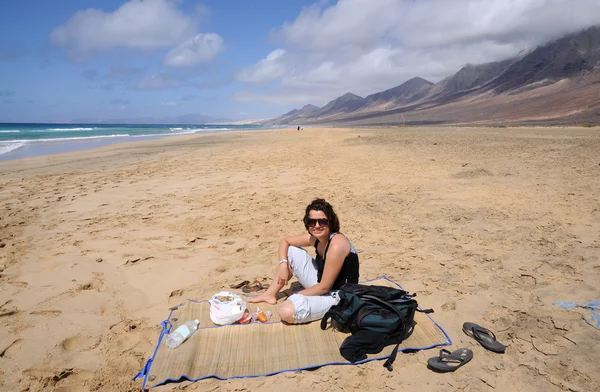 在海滩上野餐。西班牙德科费特，加那利岛、 富埃特文图拉普拉亚 — 图库照片