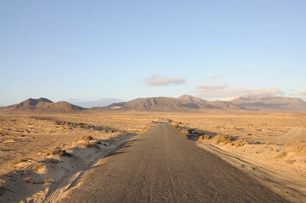 Samotny drogowego na Kanaryjskie wyspy fuerteventura, Hiszpania — Zdjęcie stockowe