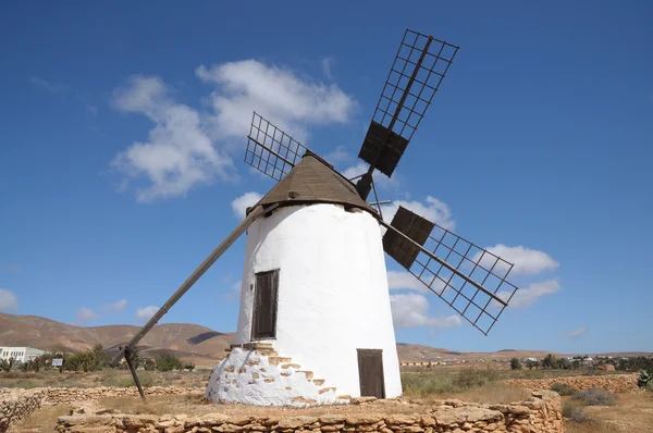 Traditionell väderkvarn i la corte, kanariska ön fuerteventura, Spanien — Stockfoto