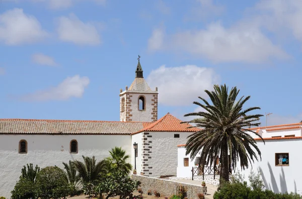 教会在历史镇贝，加那利岛富埃特文图拉，西班牙 — 图库照片