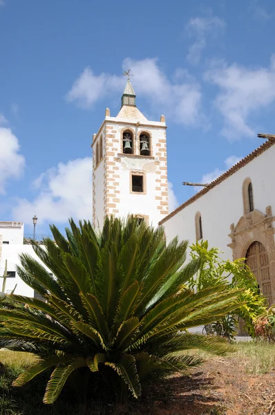教会在历史镇贝、 富埃特文图拉，西班牙 — 图库照片