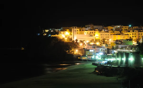 镇莫洛特大毛巾的浴室在夜间照明。富埃特文图拉西班牙 — 图库照片