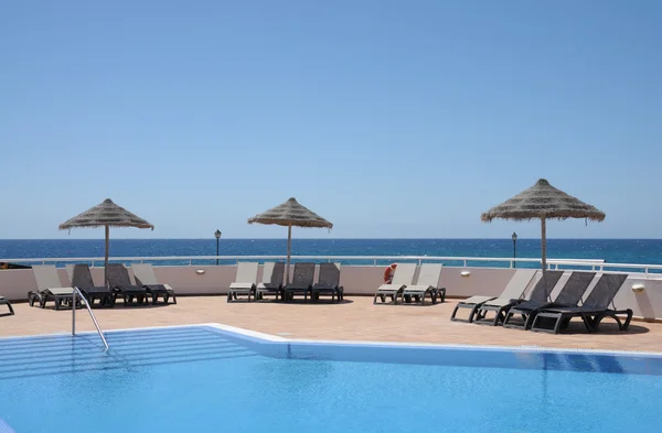 游泳池和一个热带度假胜地在太阳椅 — 图库照片