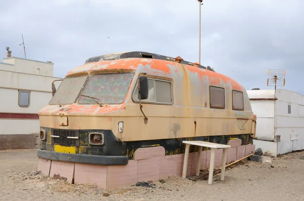 Eski karavan karavan parkındaki. Fuerteventura, Kanarya Adaları, İspanya — Stok fotoğraf