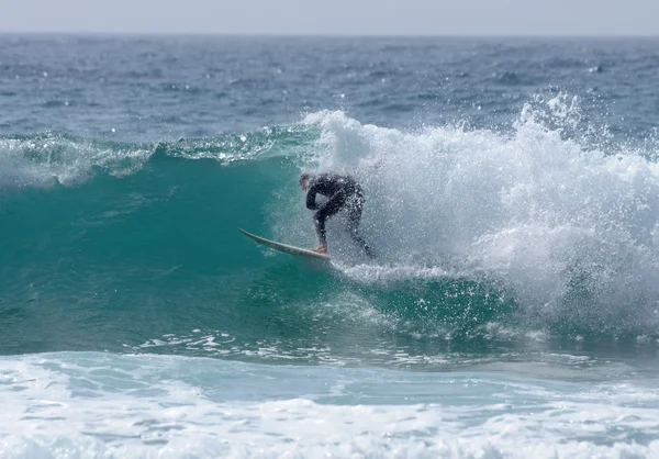 Surfeur chevauche une grosse vague — Photo