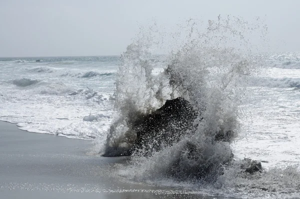 Μεγάλα κύματα στην ακτή — Φωτογραφία Αρχείου