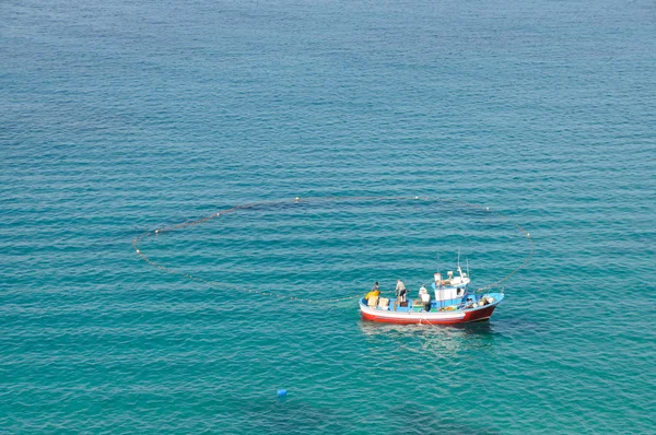 Bateau de pêche avec un filet dans la mer — Photo