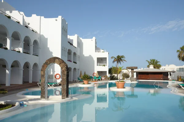Luxus hotel úszómedencével, egy nyári üdülőhely — Stock Fotó