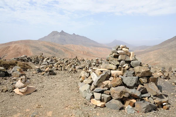 Piramide di pietra nelle montagne dell'isola delle Canarie Fuerteventura, Spagna — Foto Stock