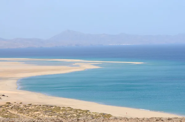 Widok z plaży playa de sotavento, Kanaryjskie wyspy fuerteventura, Hiszpania — Zdjęcie stockowe