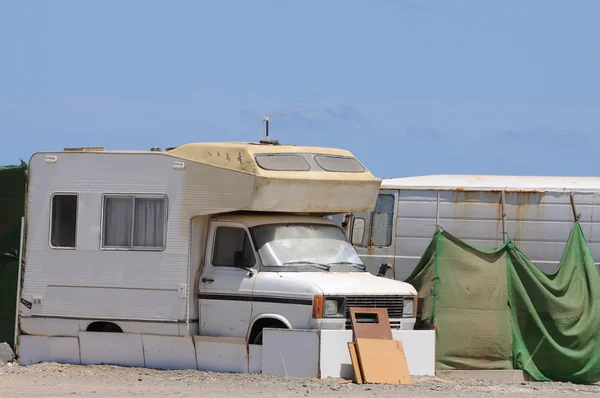 Velha caravana num parque de caravanas. Canary Island Fuerteventura, Espanha — Fotografia de Stock