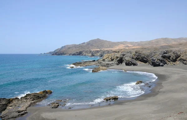 Praia de areia preta na costa oeste de Fuerteventura, Espanha — Fotografia de Stock