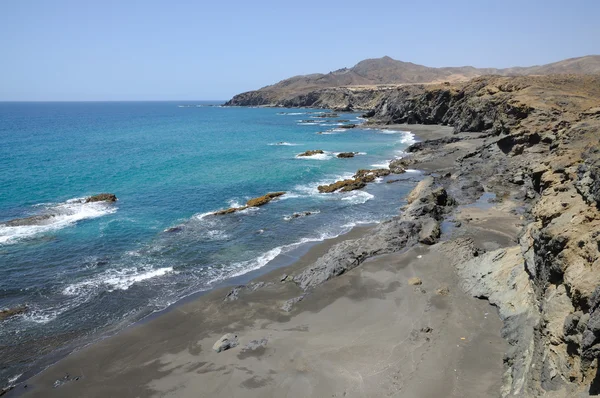 Spiaggia di sabbia nera sulla costa occidentale di Fuerteventura, Spagna — Foto Stock