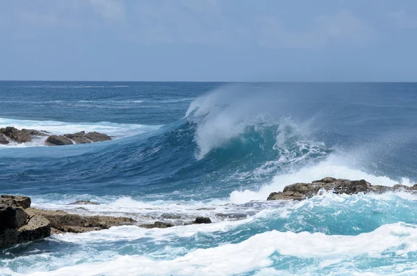 Gran ola en la costa atlántica de Fuerteventura, Islas Canarias — Foto de Stock