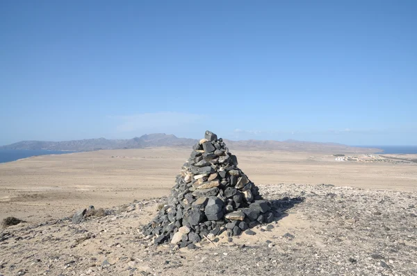Kamenná pyramida na vrcholu hory — Stock fotografie