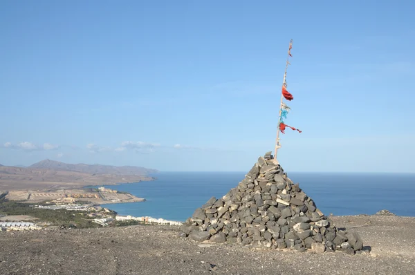 Sten pyramid på toppen av berget i costa calma, kanariska ön fuerteve — Stockfoto