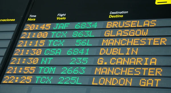 Shedule board of an airport with some flilghts to United Kingdom — Stock Photo, Image