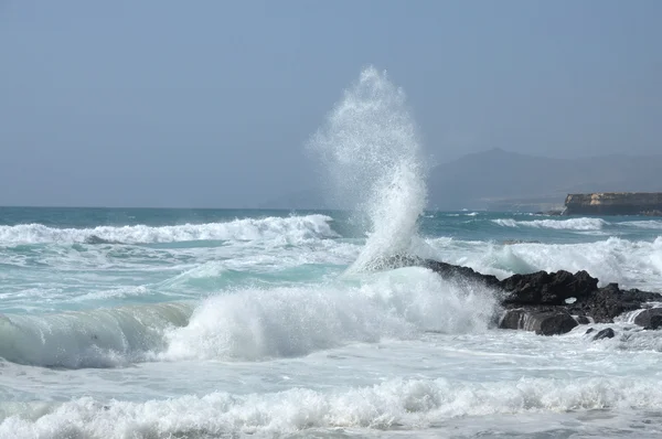 Волны на Атлантическом побережье Фуэртевентуры, Канарские острова — стоковое фото