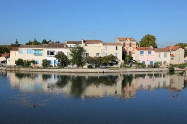 Houses waterside in Aigues-Mortes, southern France — Stock Photo, Image