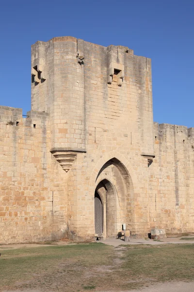 Puerta de la ciudad medieval Aigues-Mortes, Francia — Foto de Stock