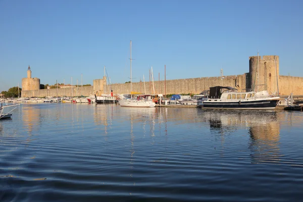 Marina di fronte alle mura della città di Aigues-Mortes, Francia meridionale — Foto Stock