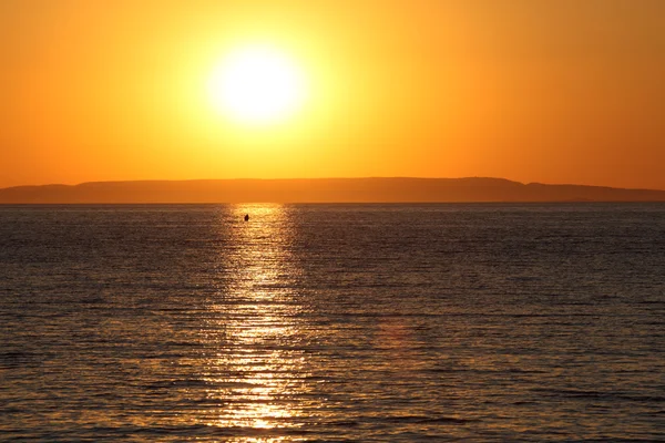 Puesta de sol dorada sobre el mar Mediterráneo — Foto de Stock