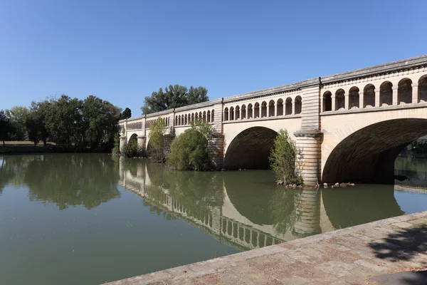 Canal du midi überquert die Kugel des Flusses in beziers — Stockfoto