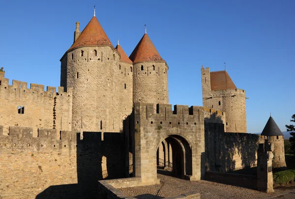 Befäst porten till den medeltida staden carcassonne — Stockfoto