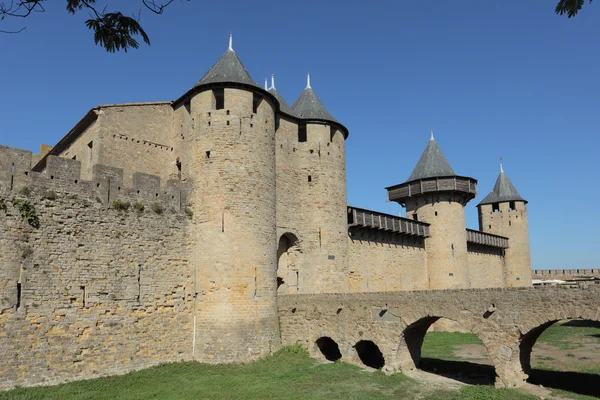Brug naar de middeleeuwse stad carcassonne in Frankrijk — Stockfoto