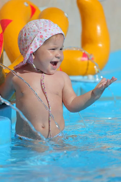 귀여운 아이가 여자 수영장에서 재미 — 스톡 사진