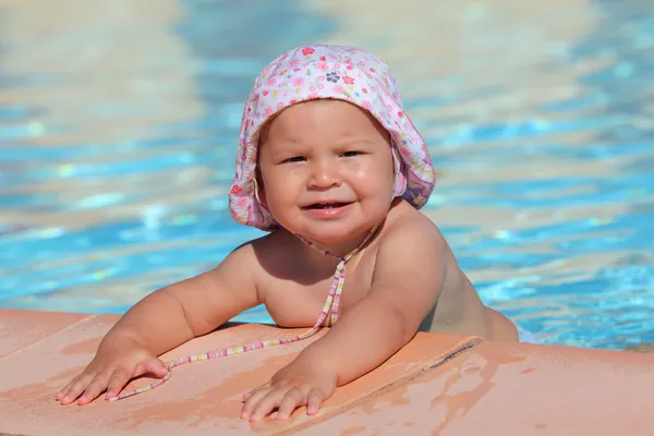 Linda niña jugando en una piscina — Foto de Stock