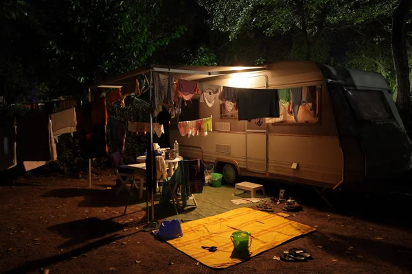 Roulotte in campeggio la sera — Foto Stock