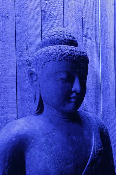Niebieski oświetlony posągu Buddy — Zdjęcie stockowe