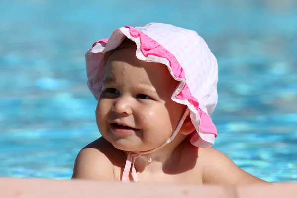 Menina bonito da criança na piscina — Fotografia de Stock